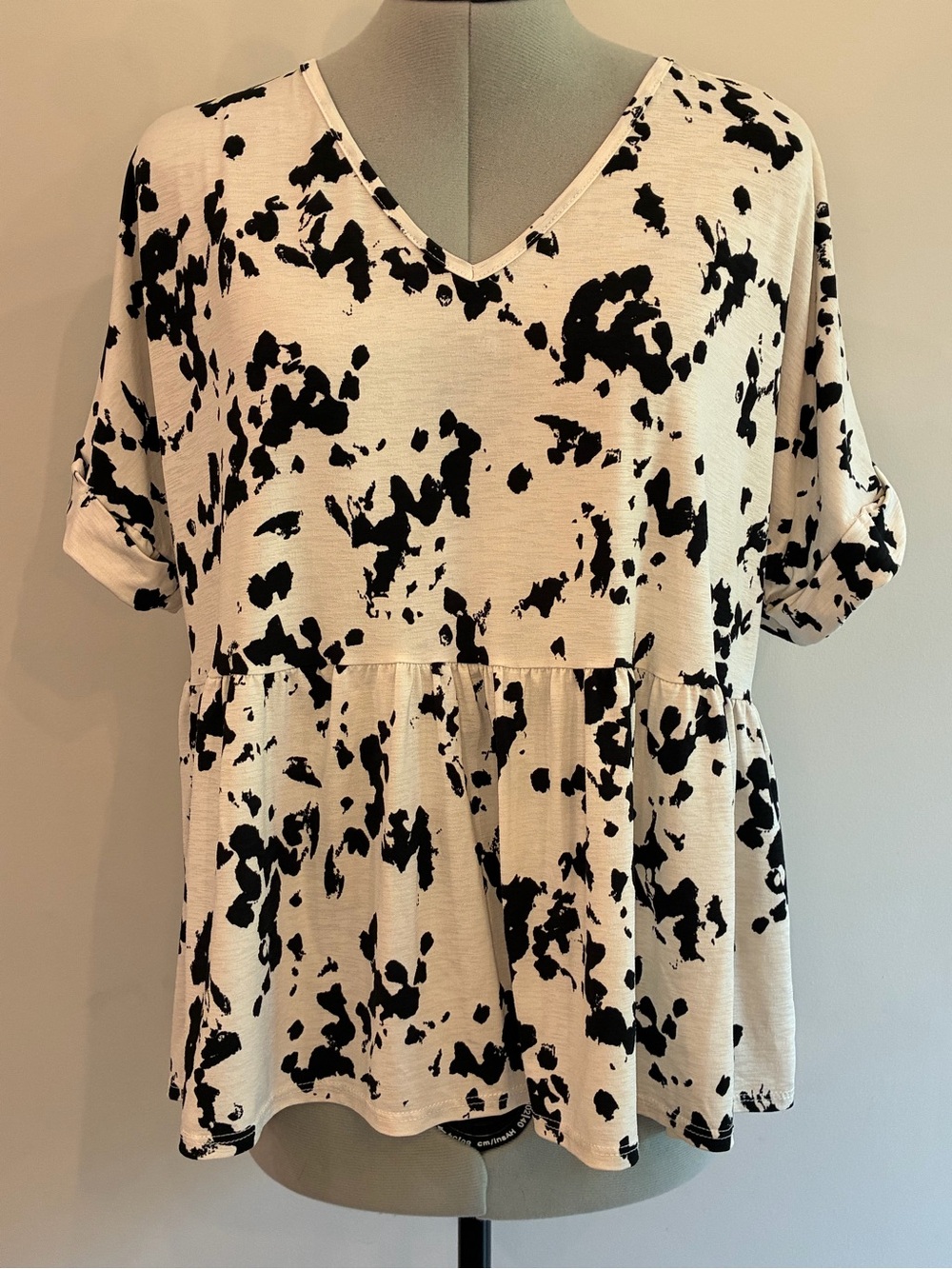 Women’s Black and White Printed V-Neck Peplum Top 0018